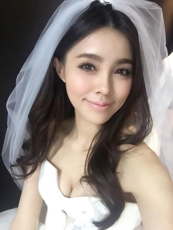 台湾美女车模特陈郁安YUAN靓丽私拍写真