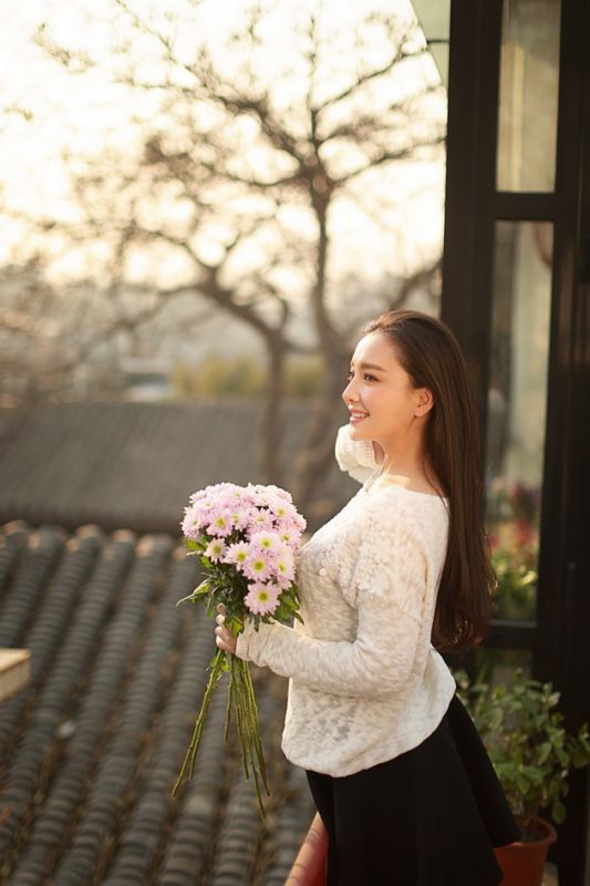 美人孙茜唯美鲜花迷人高清写真