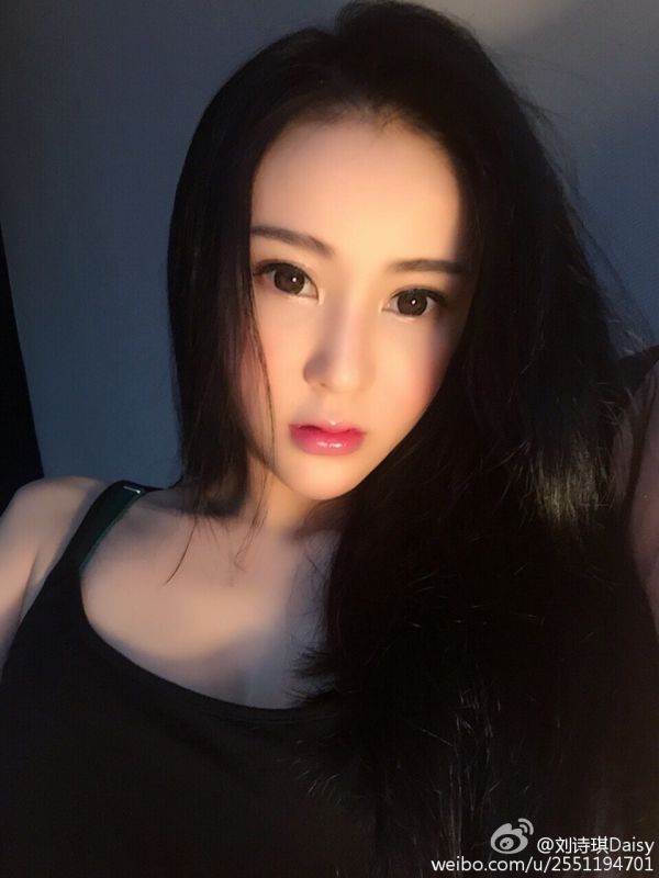 长发美女模特刘诗琪Daisy性感自拍照