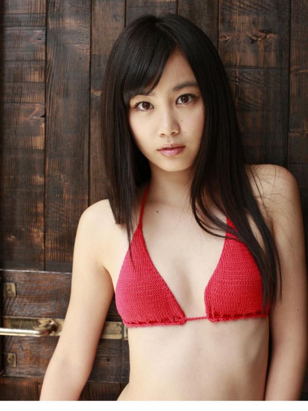 红色性感比基尼美女伊藤优衣写真欣赏