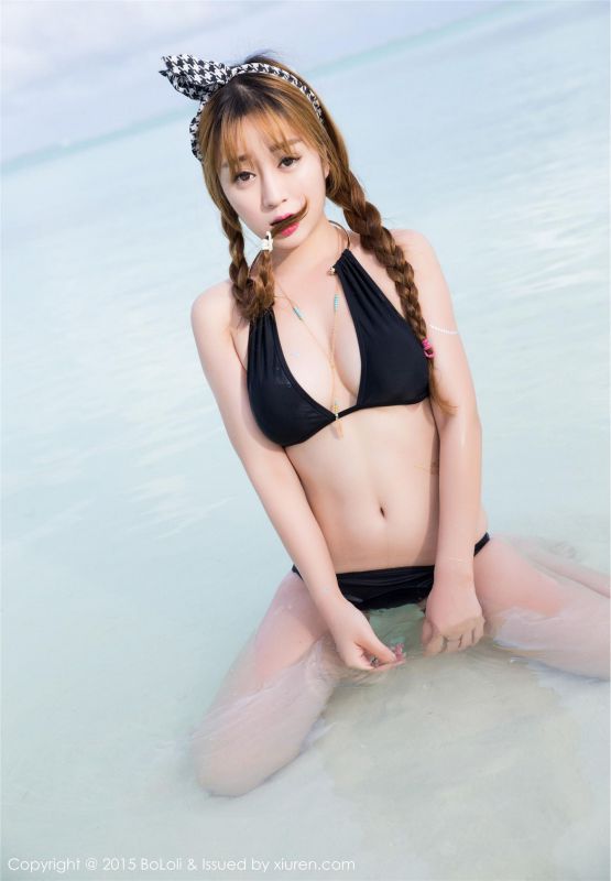 波萝社90后美女王语纯海边清凉比基尼写真