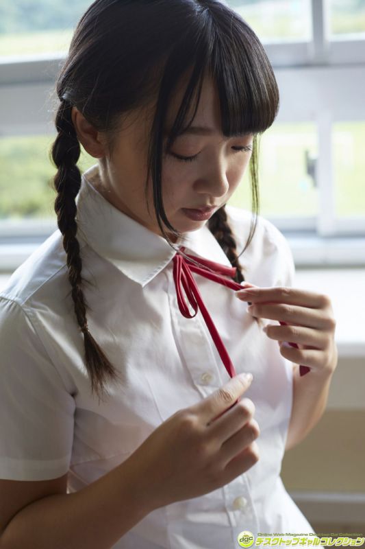 日本少女偶像一色杏子学生制服摄影图片