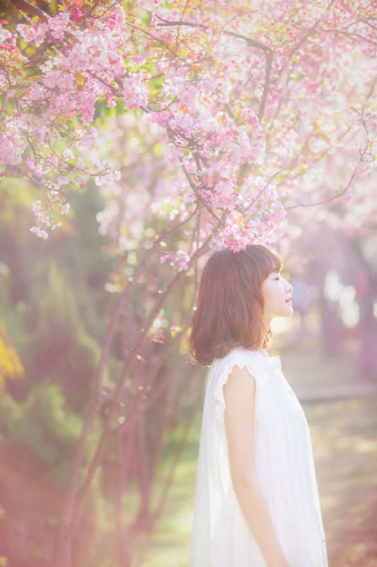 桃花树下的清纯女生貌美如花