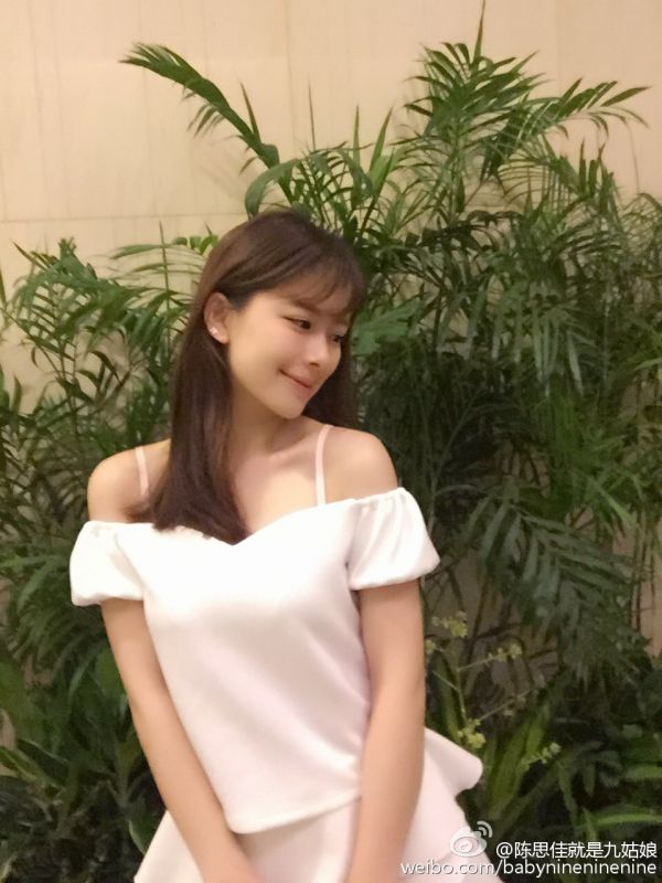 90后女模特陈思佳Emily展览会私拍图片