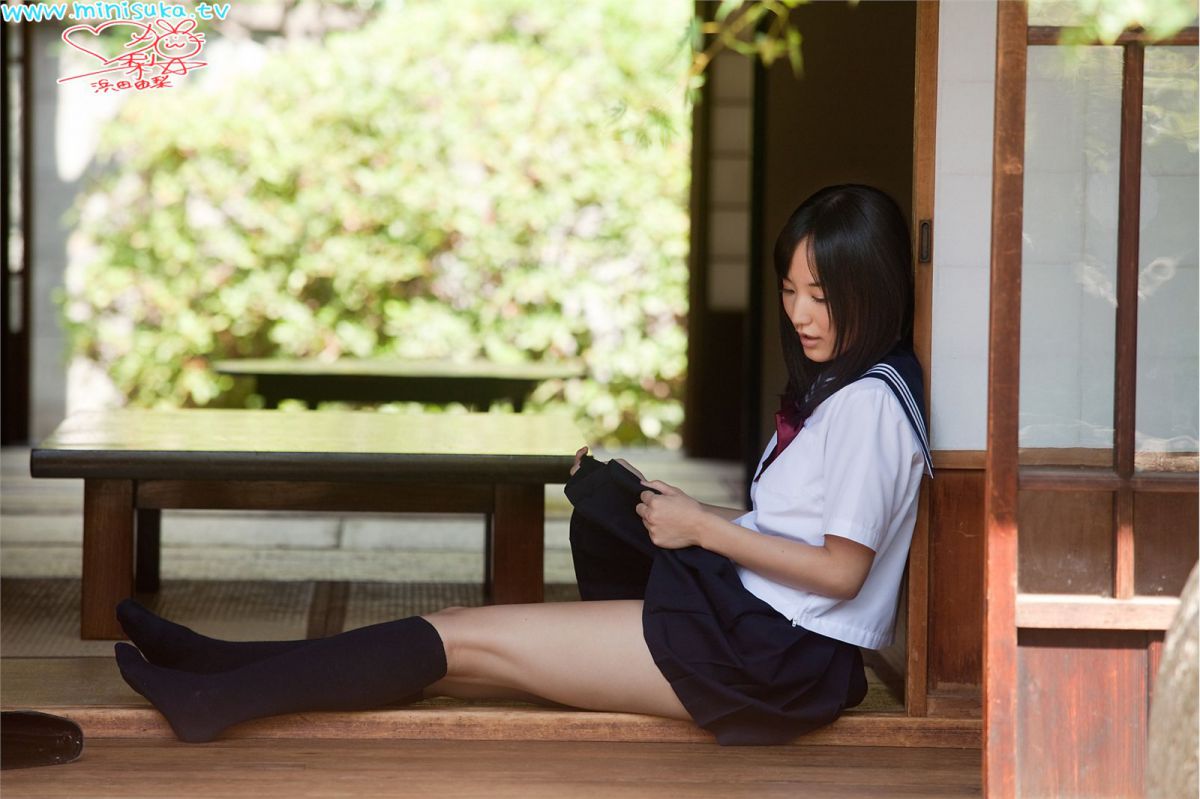 日本学生制服妹子浜田由梨甜美外拍照