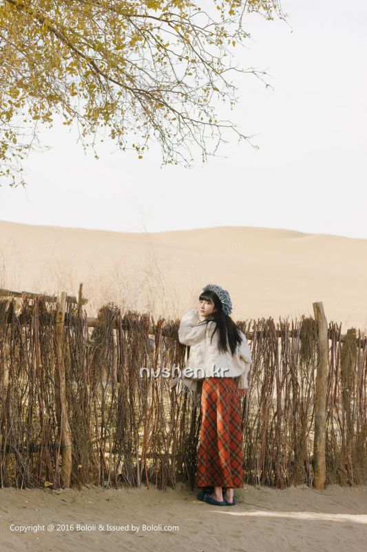 唯美清纯美女之应沙漠旅拍写真图片