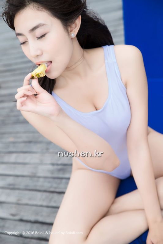 白皙美臀美女许诺海边性感写真