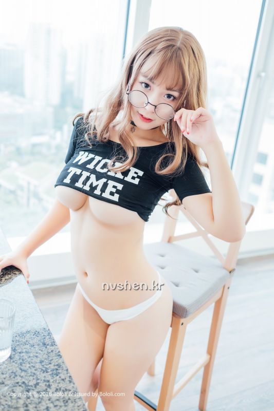 90后美胸美女猫九性感酥胸半露诱惑图集