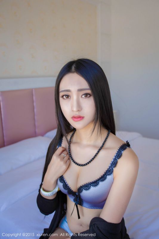 秀人网黑色内衣少女Lucky咏丹户外迷人乳沟照