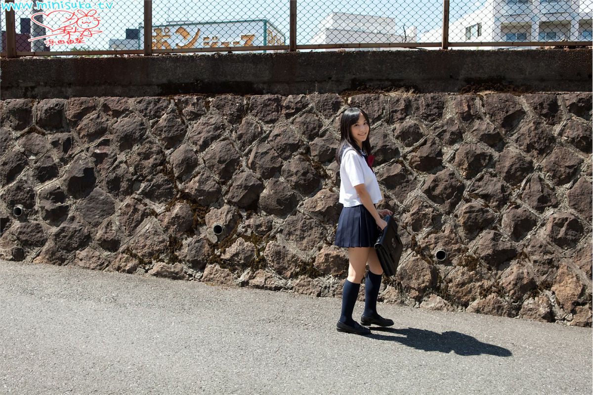 日本学生制服妹子浜田由梨甜美外拍照