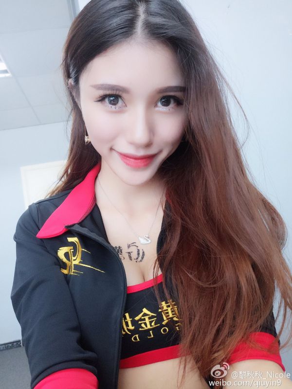 90后美女校花黎秋秋Nicole微博自拍美图