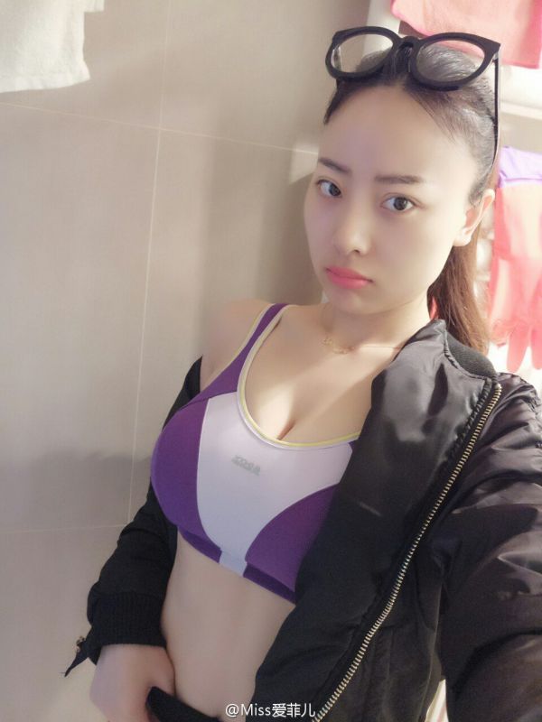 巨乳美女主播Miss爱菲儿自拍图片