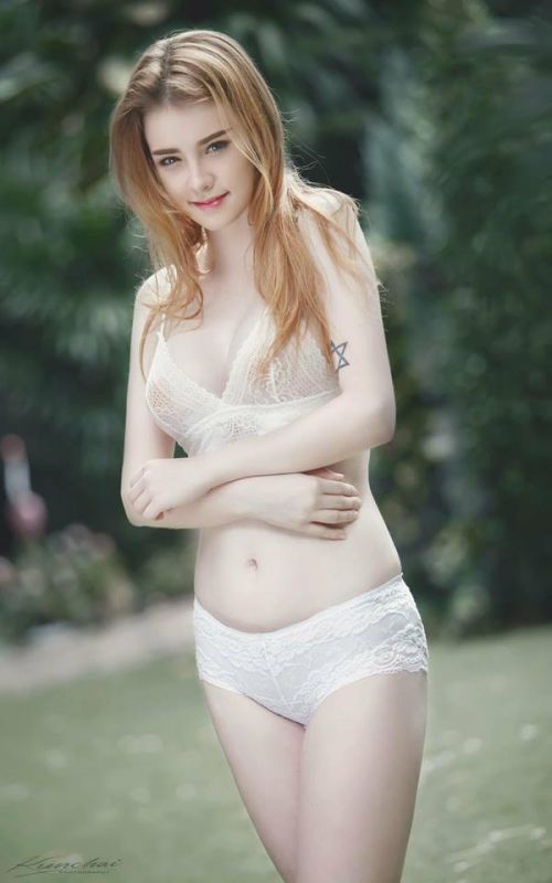 极品金发美女Jessie Vard户外性感写真图片