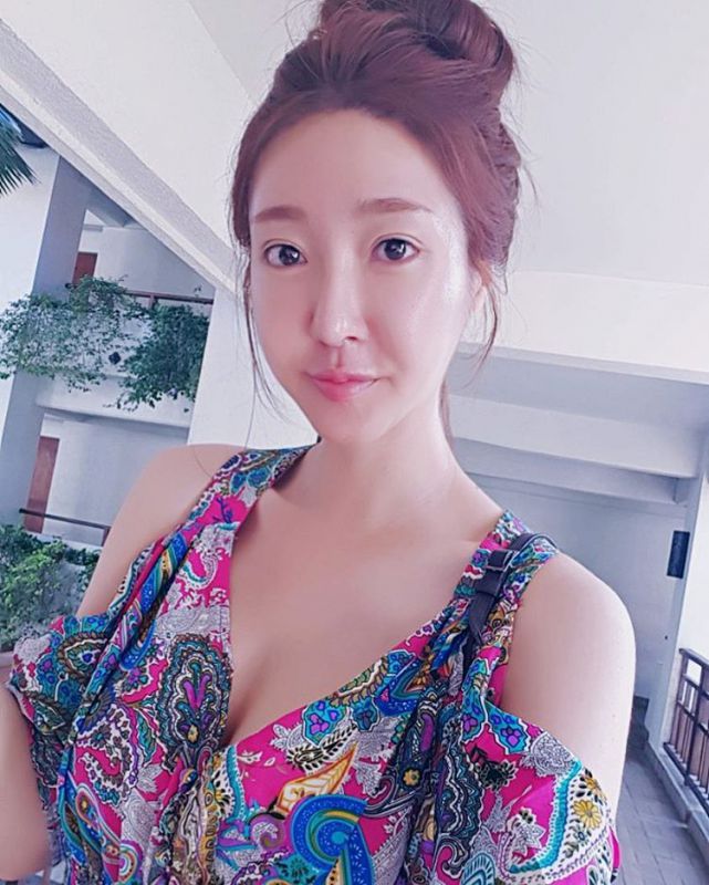 韩国美女模特Yoon Sul大秀性感事业线