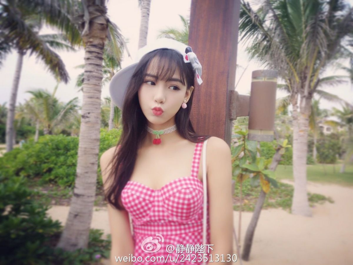 90后清纯美女静静陛下高清养眼美照