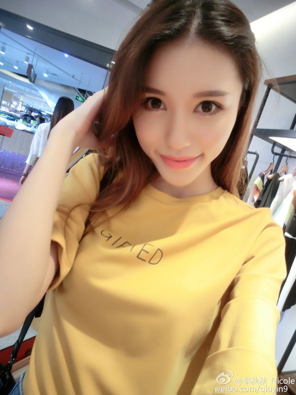 90后美女校花黎秋秋Nicole微博自拍美图