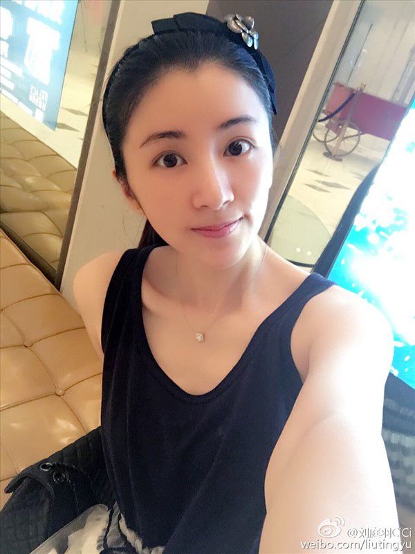 内地女演员刘庭羽微博自拍美照图片