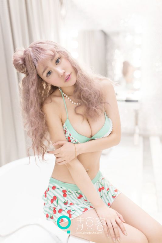 卷发性感美女美昕Yumi花色比基尼写真