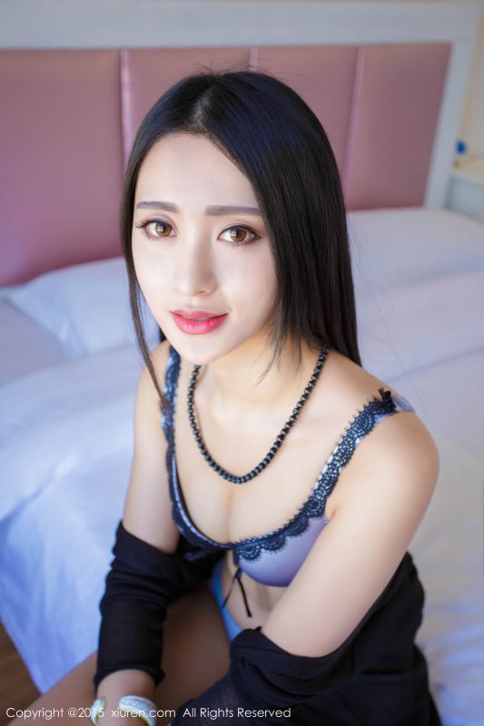 秀人网黑色内衣少女Lucky咏丹户外迷人乳沟照