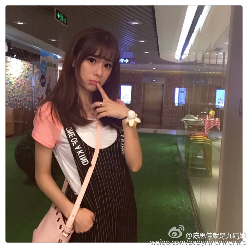 90后女模特陈思佳Emily展览会私拍图片