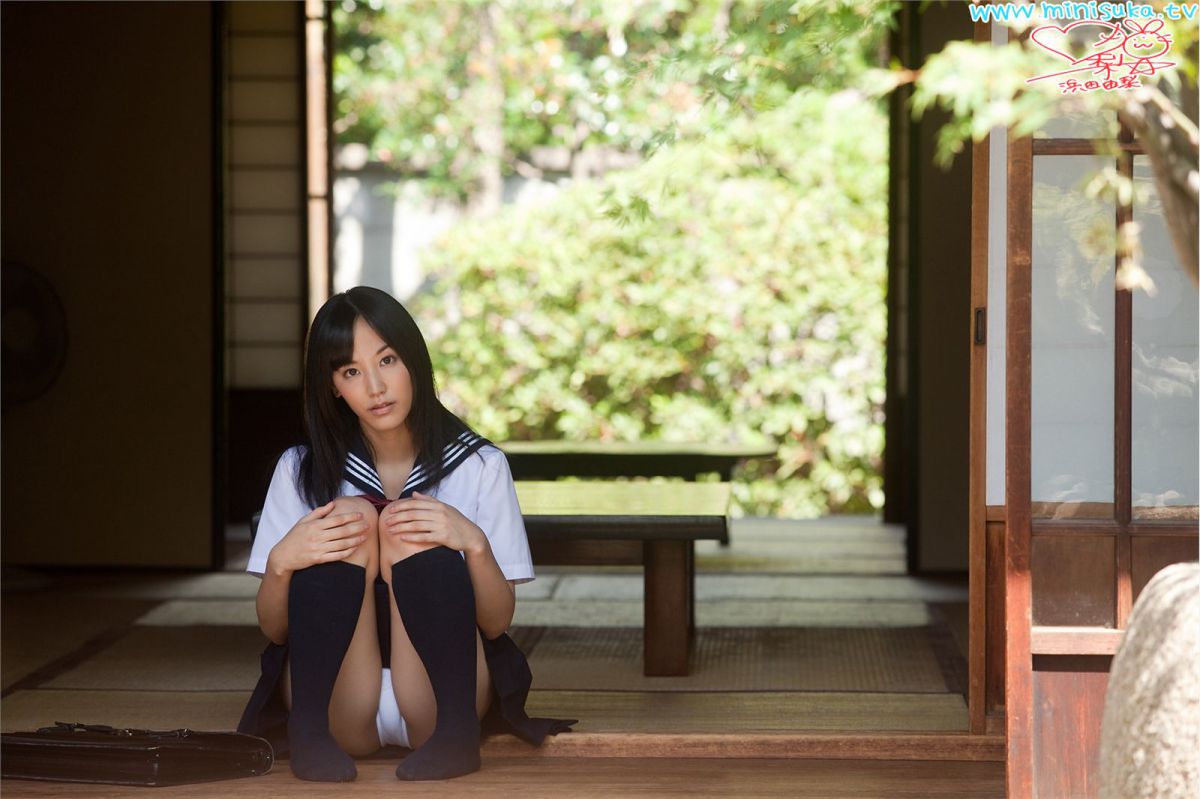 日本学生制服妹子浜田由梨甜美外拍照