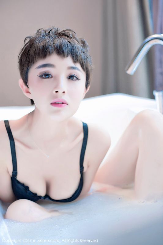 超短发美女baby_kiki浴室性感养眼写真