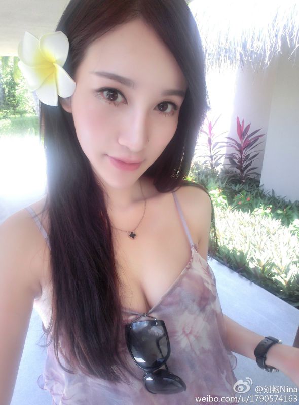 高颜值90后美女刘畅Nina自拍养眼美照