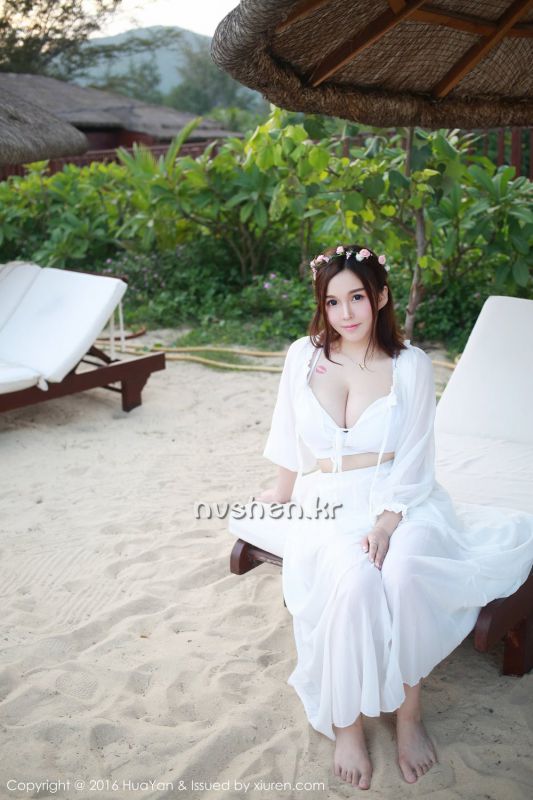 大胸美女模特沈蜜桃off旅拍比基尼写真