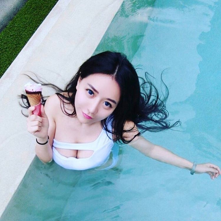 90后网络美女珊珊Sophie大秀性感好身材