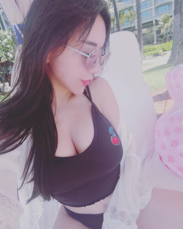 90后网络美女珊珊Sophie大秀性感好身材