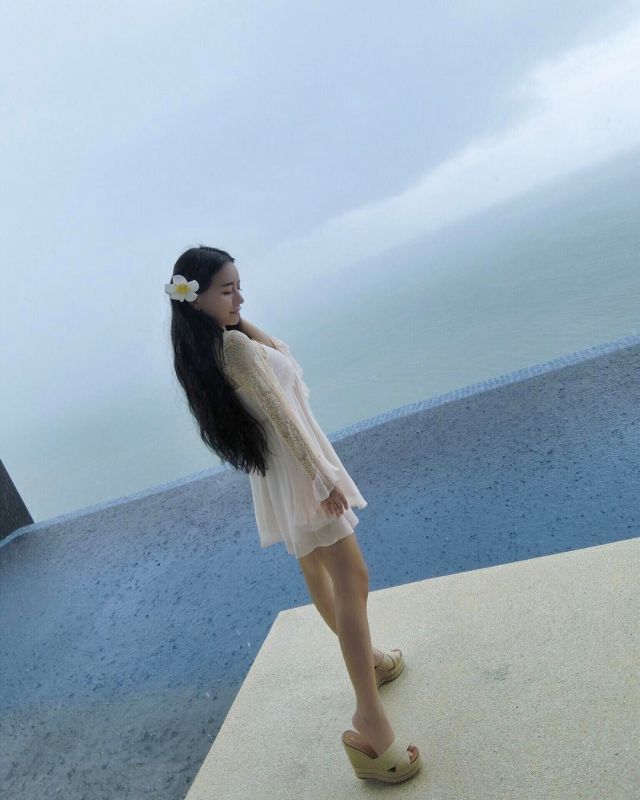 90后网络美女珊珊Sophie大秀性感好身材