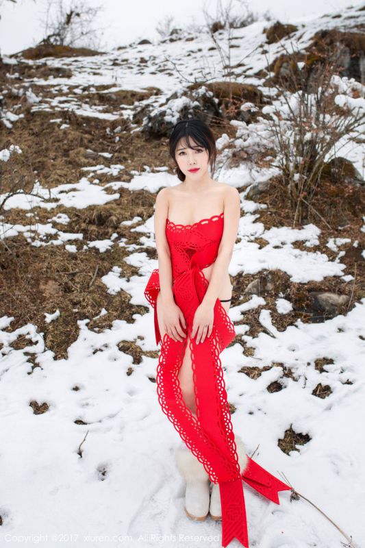 旗袍美女兜豆靓Youlina雪地性感户外写真