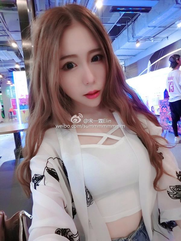 大学美女校花宋一霖Elin微博私拍美图照