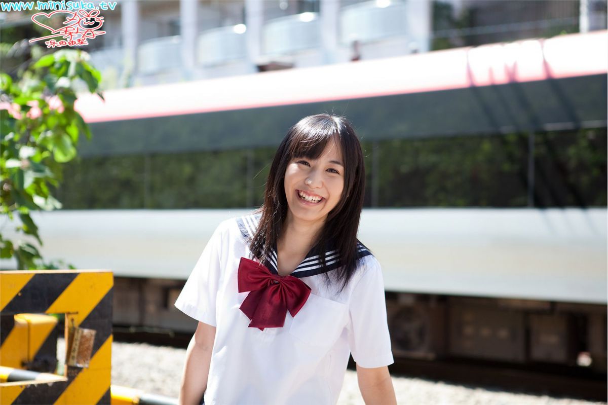 日本学生制服妹子浜田由梨甜美外拍照