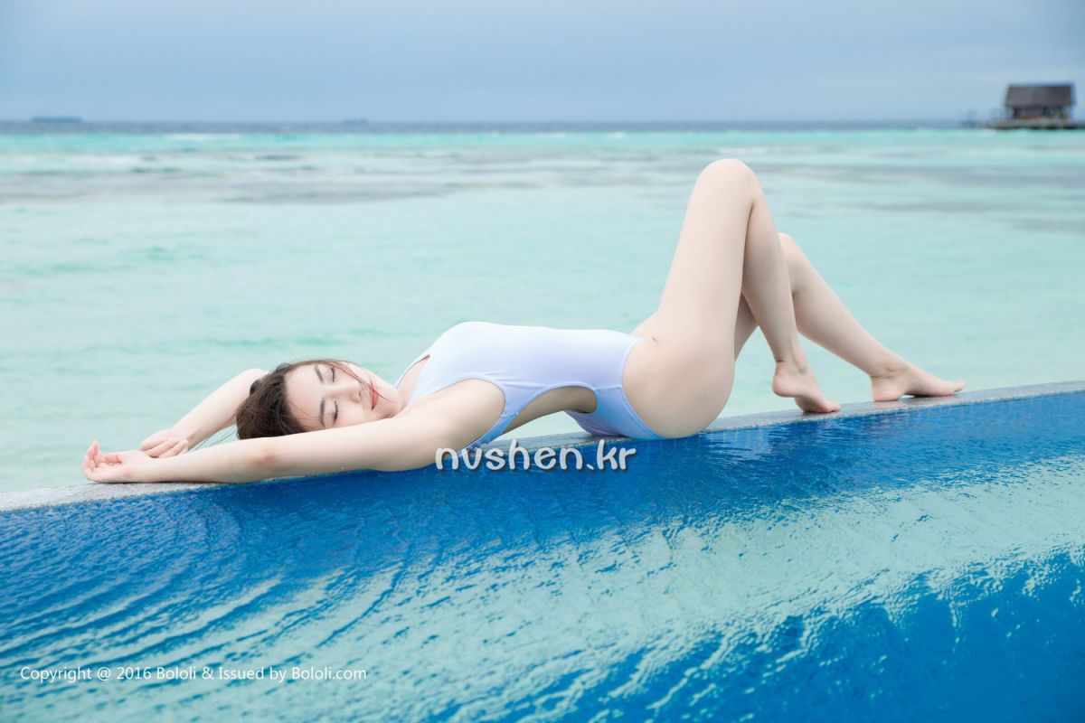 白皙美臀美女许诺海边性感写真