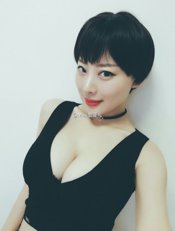 巨乳美女主播Miss爱菲儿自拍图片