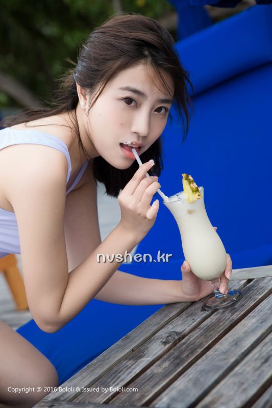 白皙美臀美女许诺海边性感写真