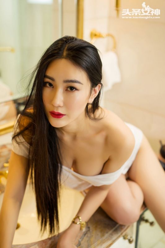 长发飘逸美女暧妮私房性感写真图片