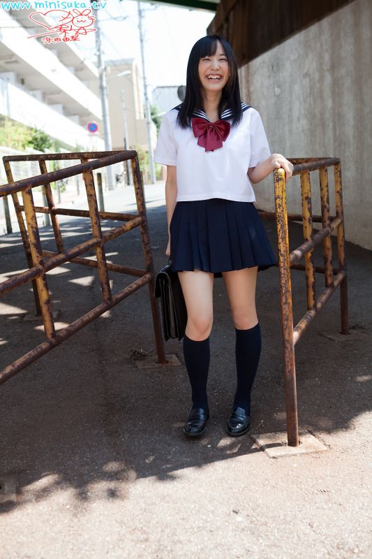 日本学生制服妹子浜田由梨甜美外拍照