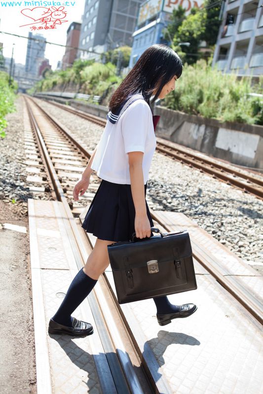 日本学生制服妹子浜田由梨甜美外拍照