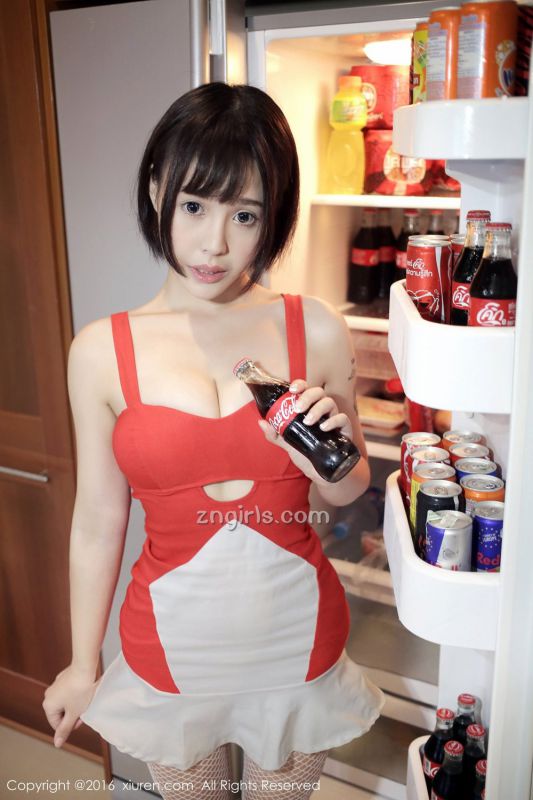 90后短发美女Evelyn艾莉大秀性感迷人乳沟