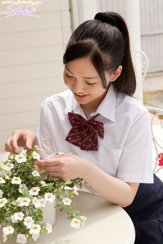 日本清纯学生妹室内高清写照