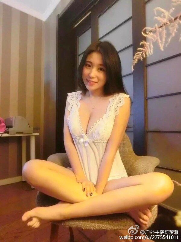 90后大胸美女陈梦雅自拍写真图片