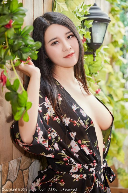 90后大胸美女SukkiQ性感私房照图片