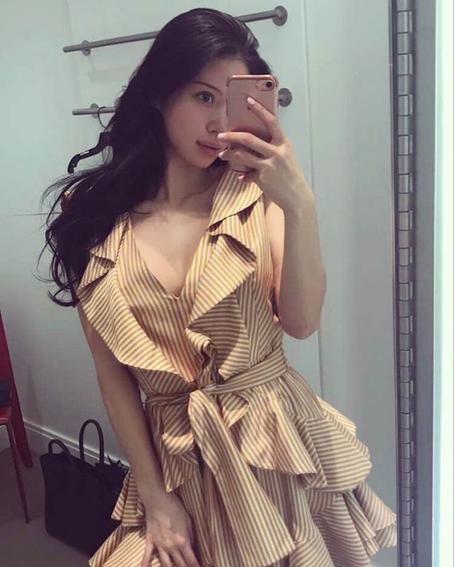 豪放型美女Emibabyxo性感私拍照图片