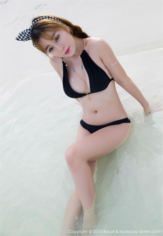 波萝社90后美女王语纯海边清凉比基尼写真