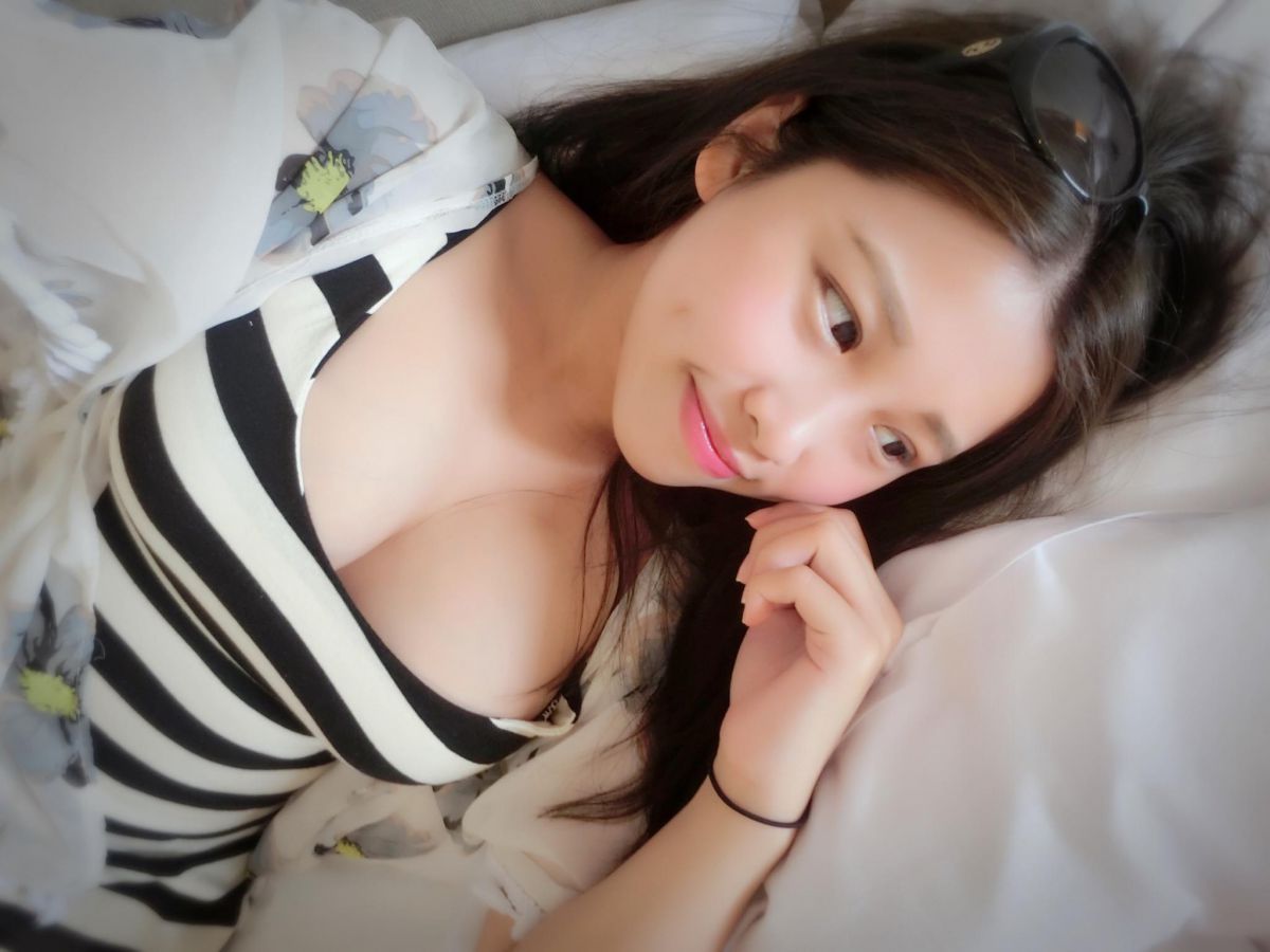 台湾90后美女陈易萱自拍照图片