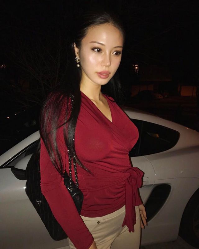 豪放型美女Emibabyxo性感私拍照图片