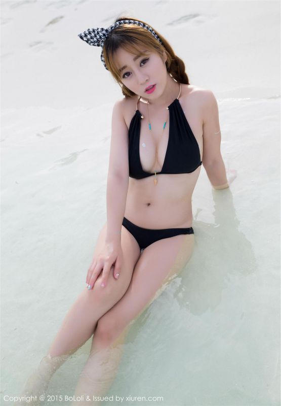 波萝社90后美女王语纯海边清凉比基尼写真