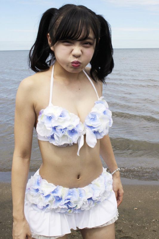 日本美少女手Vせいあ海边比基尼写真